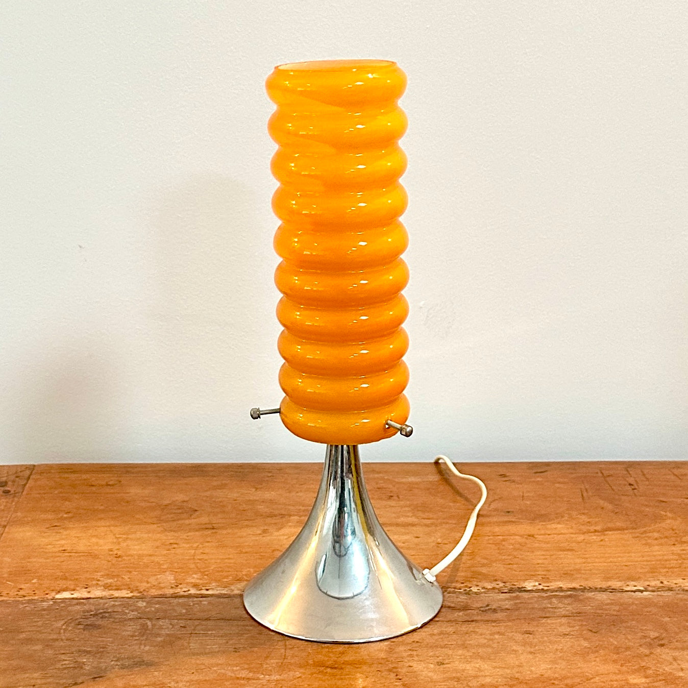 Lampe Vintage Orange – Base Tulipe Chromée & Abat-Jour en Verre