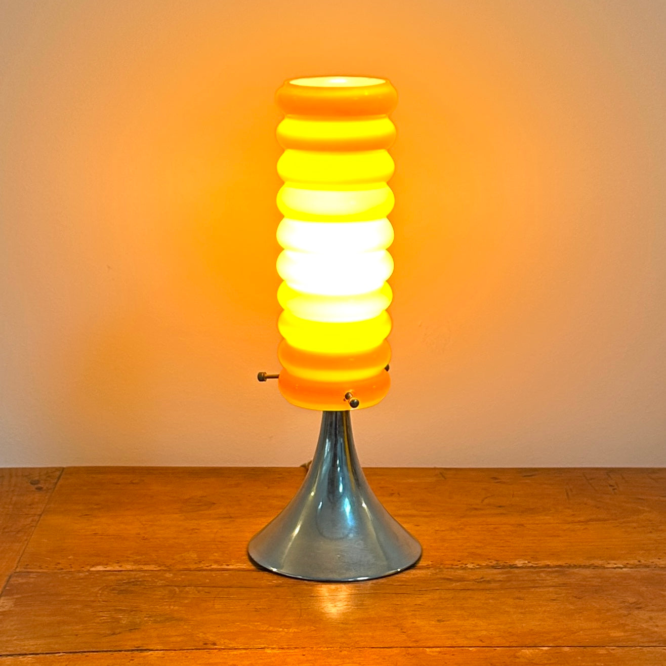 Lampe Vintage Orange – Base Tulipe Chromée & Abat-Jour en Verre