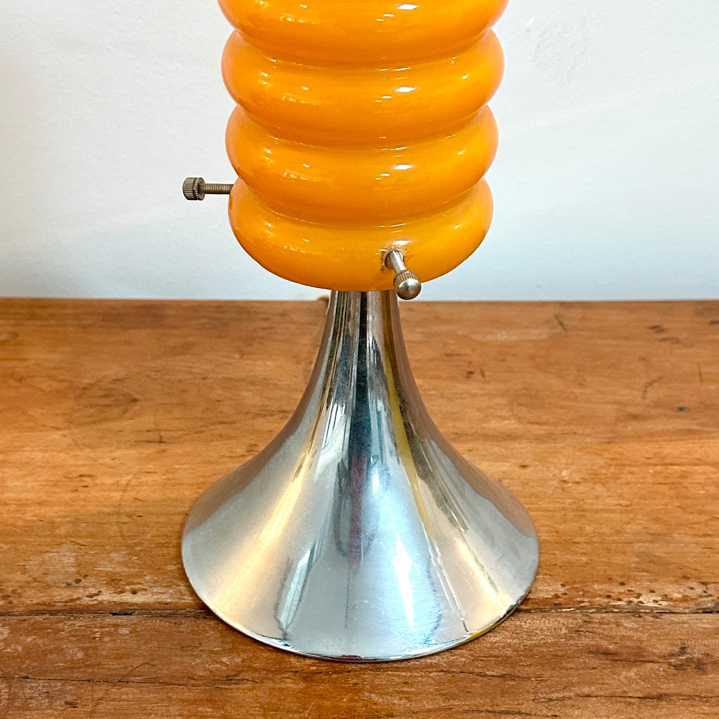 Lampe Vintage Orange – Base Tulipe Chromée & Abat-Jour en Verre