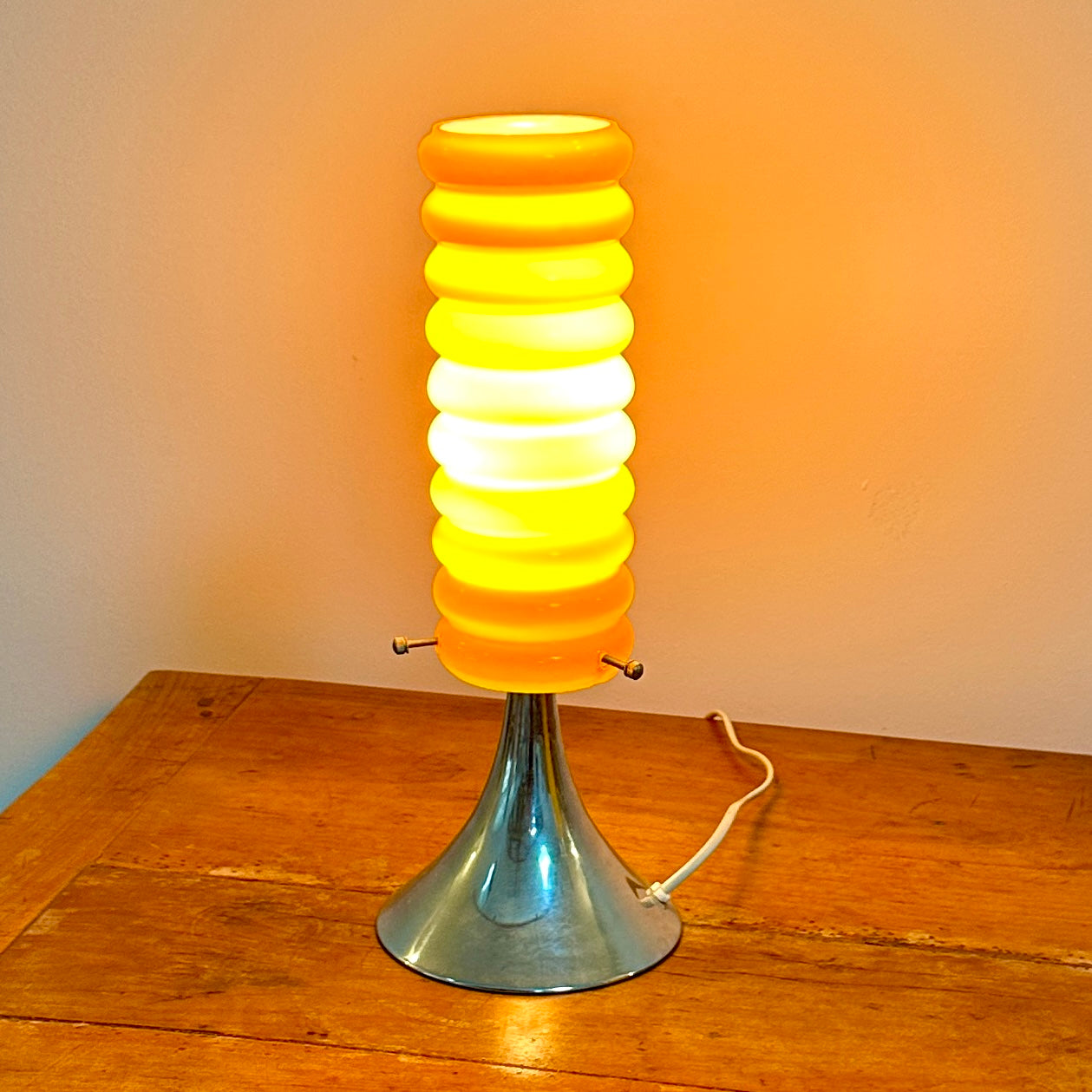 Lampe Vintage Orange – Base Tulipe Chromée & Abat-Jour en Verre