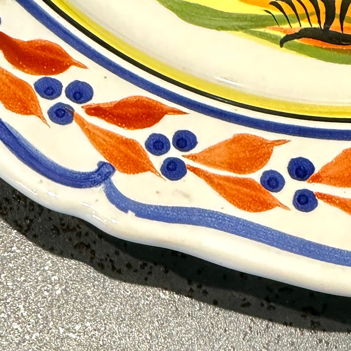 Assiette Faïence Bretonne Henriot Quimper – Décor Oiseau Multicolore