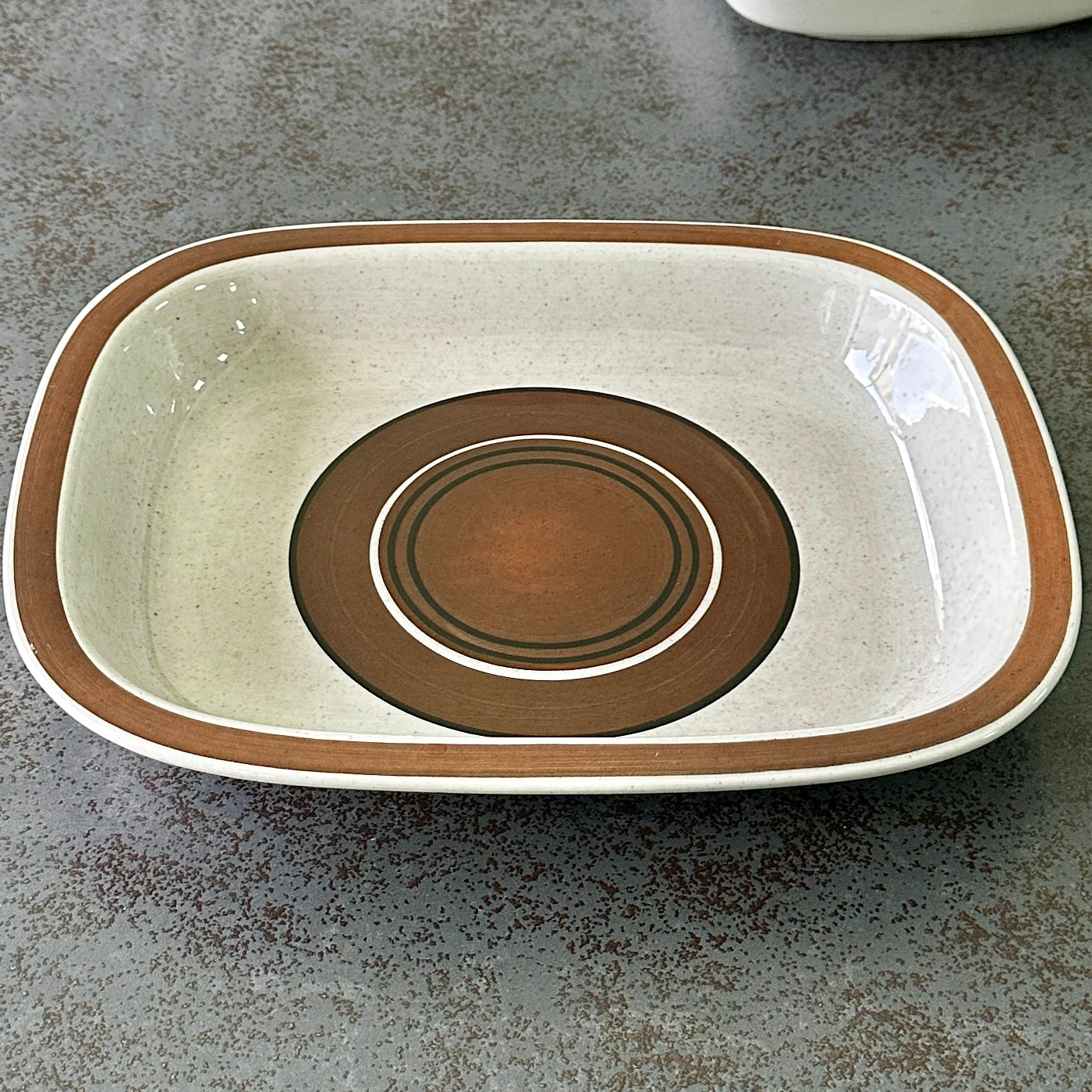 Plat Scandinave vintage Rörstrand modèle ISOLDE - beige/chocolat - Suède