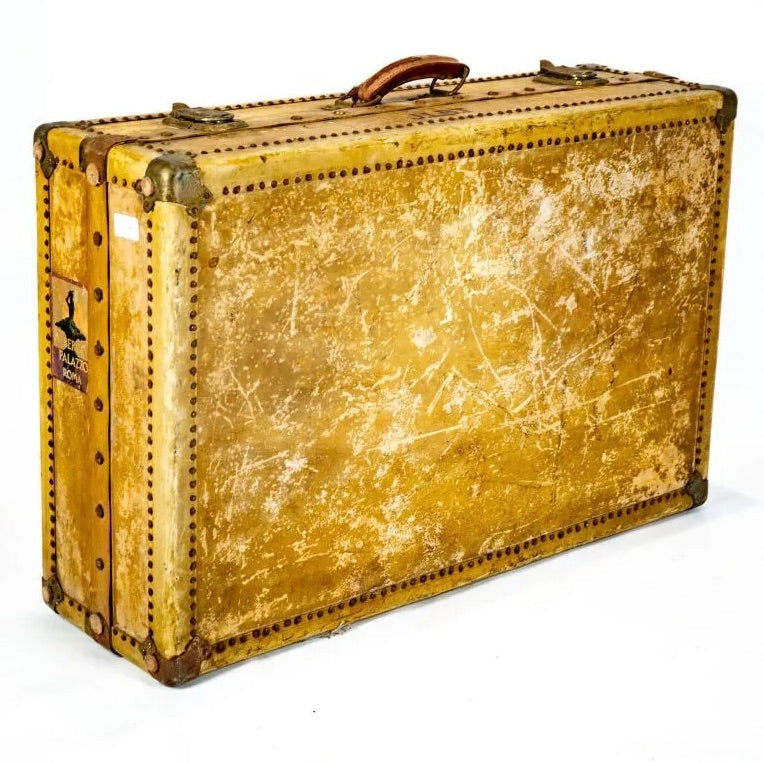 Valise ancienne - garniture cuir crème - étiquettes anciennes et intérieur avec compartiments et cintres.