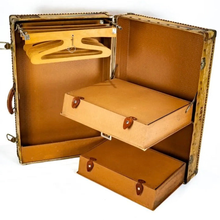 Valise ancienne - garniture cuir crème - étiquettes anciennes et intérieur avec compartiments et cintres.