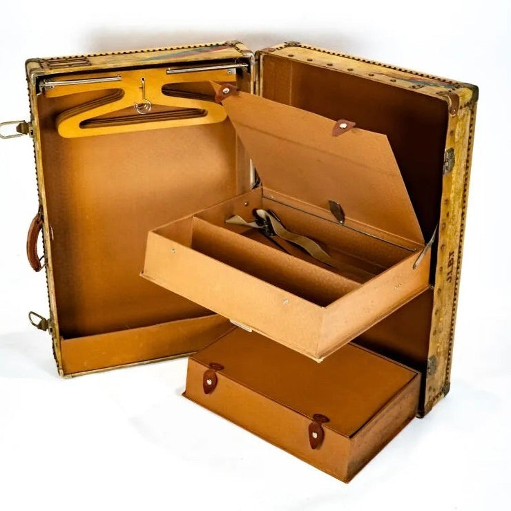 Valise ancienne - garniture cuir crème - étiquettes anciennes et intérieur avec compartiments et cintres.