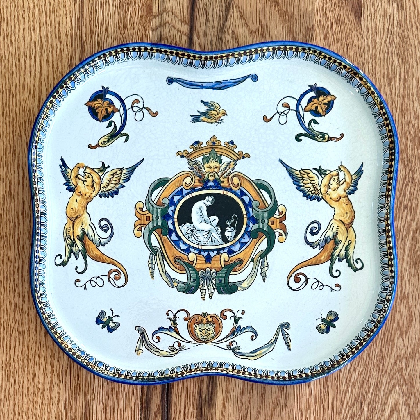 Plat ancien Gien - XIXe – Faïence Renaissance italienne – Décor grotesque et allégorique, 26,5 cm