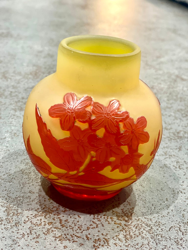 Vase Gallé à petit col en verre, rouge sur fond jaune