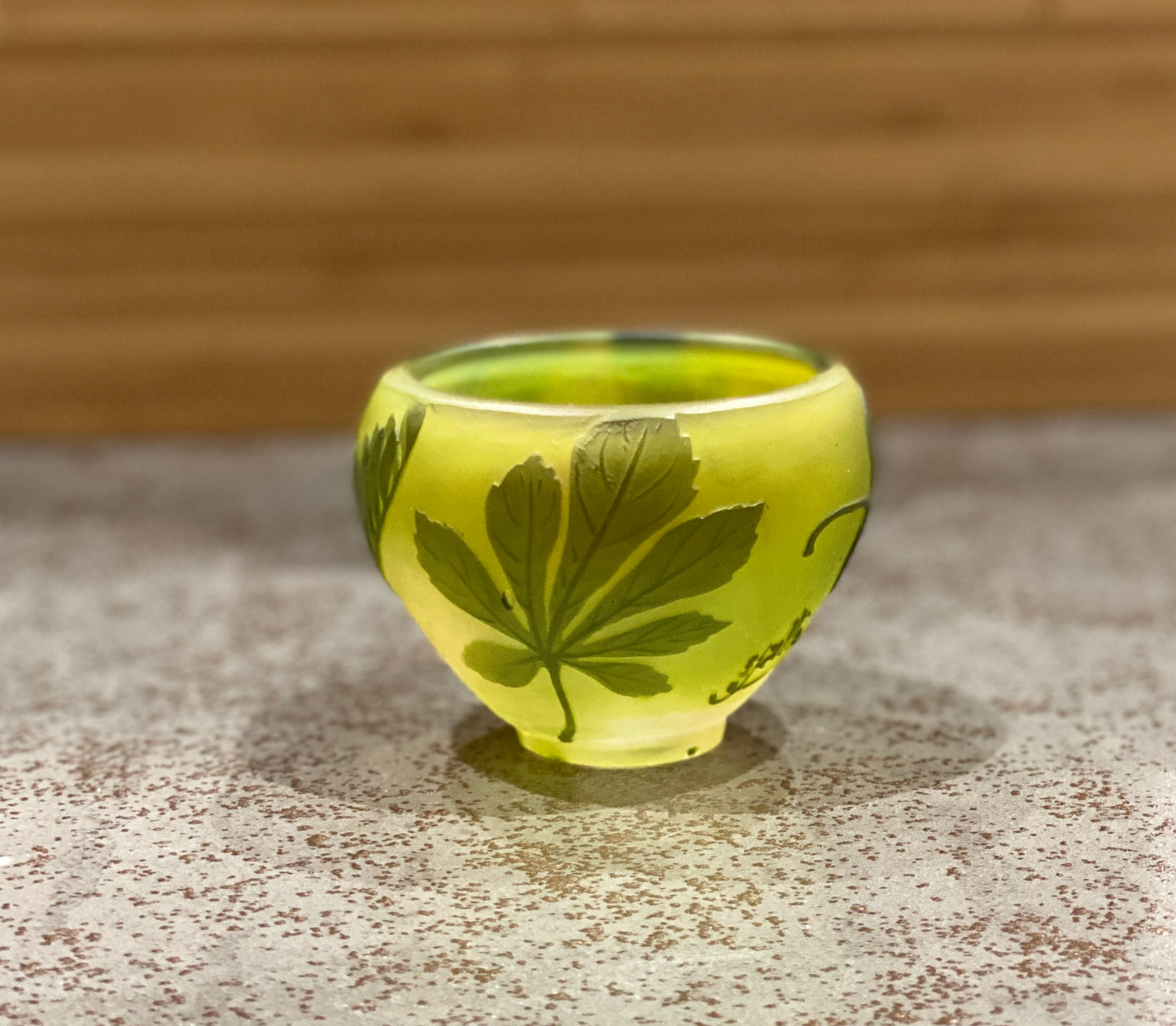 Vase Gallé décor feuillage vert nuancé