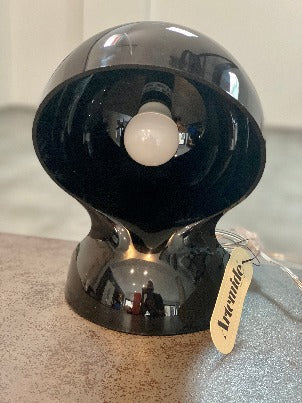 Lampe de table en plastique ABS noir, modèle " Dalu ", par Vico MAGISTRETTI.