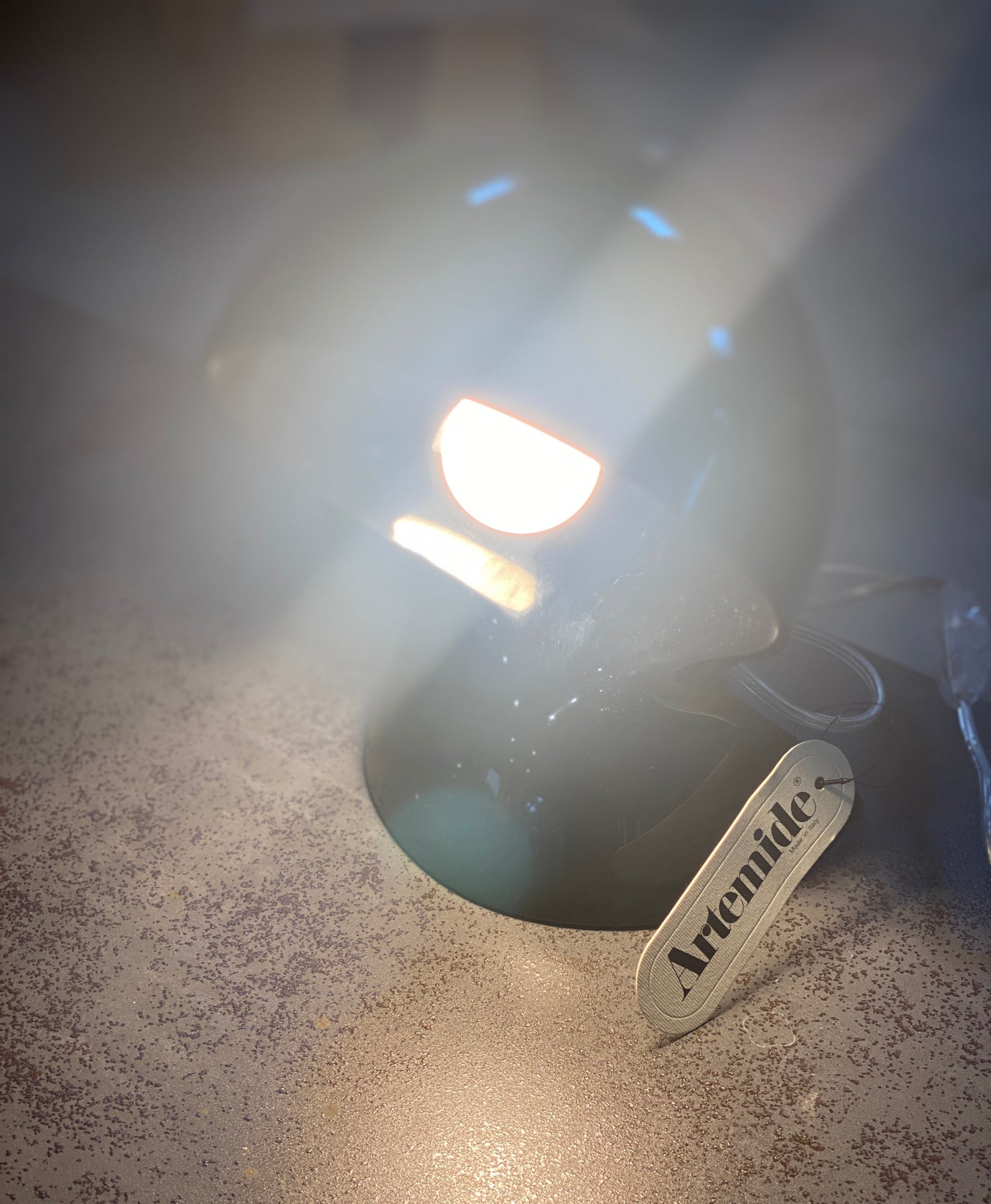 Lampe de table en plastique ABS noir, modèle " Dalu ", par Vico MAGISTRETTI.