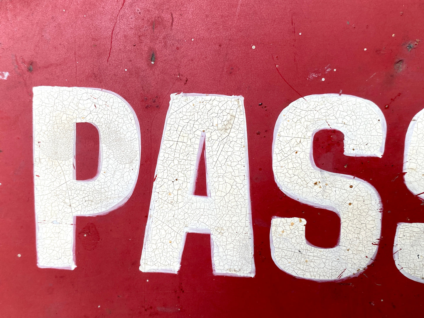 Plaque en tôle vintage - Rouge - Graphisme des lettres années 50 - "Passage réservé"