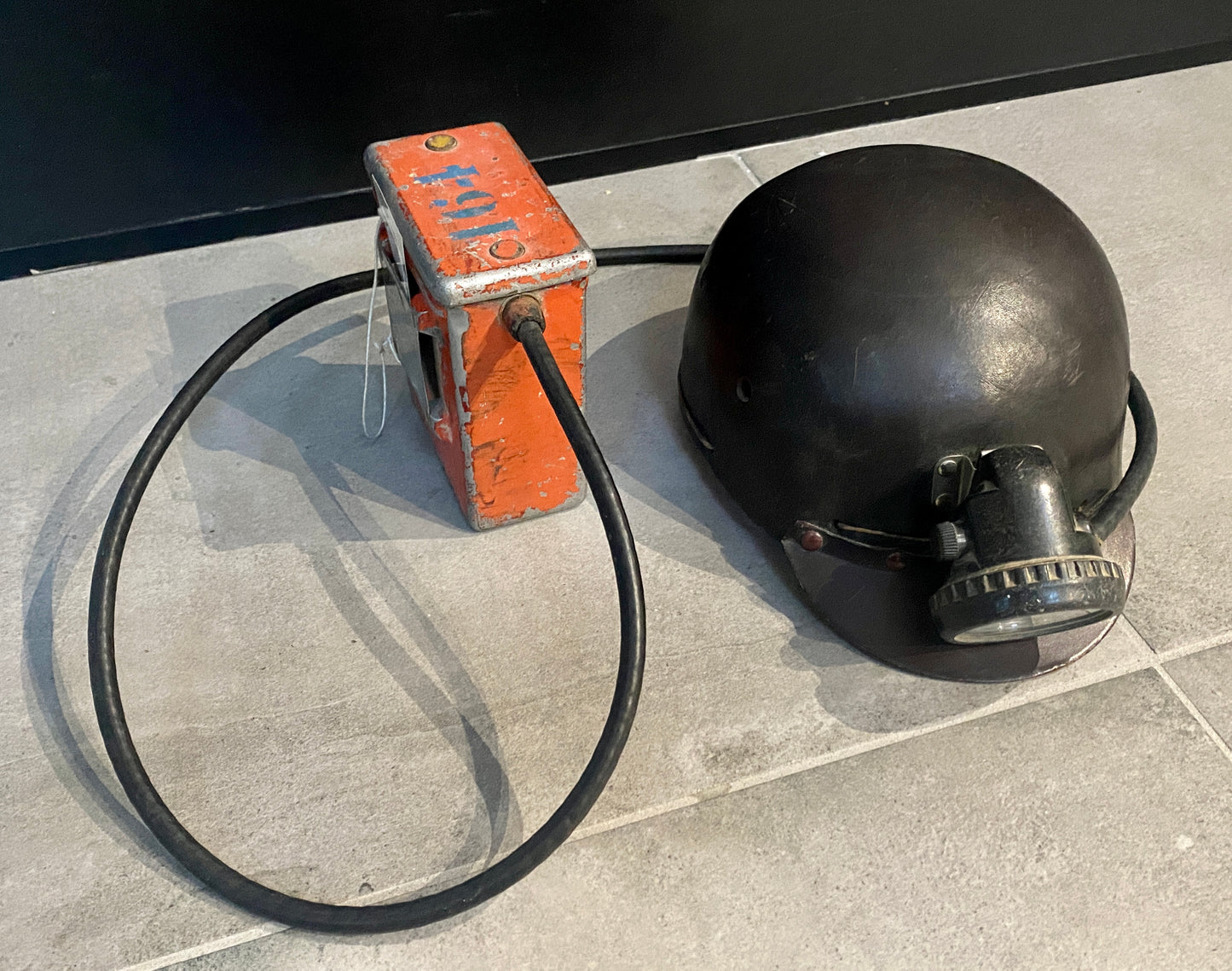 Casque de mineur en cuir avec sa lampe frontale et son alimentation électrique de marque EULAL - années 60
