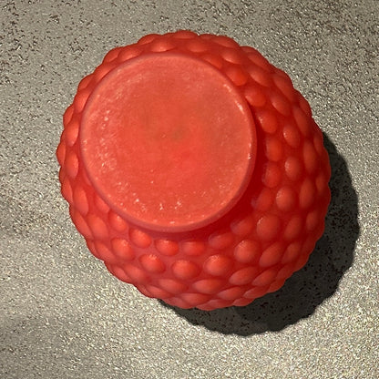 Petit vase boule Art Déco en verre teinté rouge - orangé – Décor en bas-relief