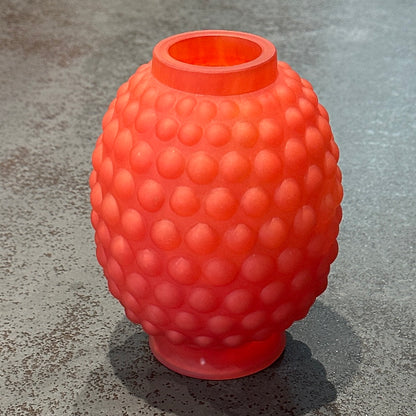 Petit vase boule Art Déco en verre teinté rouge - orangé – Décor en bas-relief