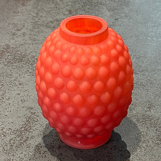 Petit vase boule Art Déco en verre teinté rouge - orangé – Décor en bas-relief