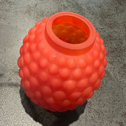 Petit vase boule Art Déco en verre teinté rouge - orangé – Décor en bas-relief