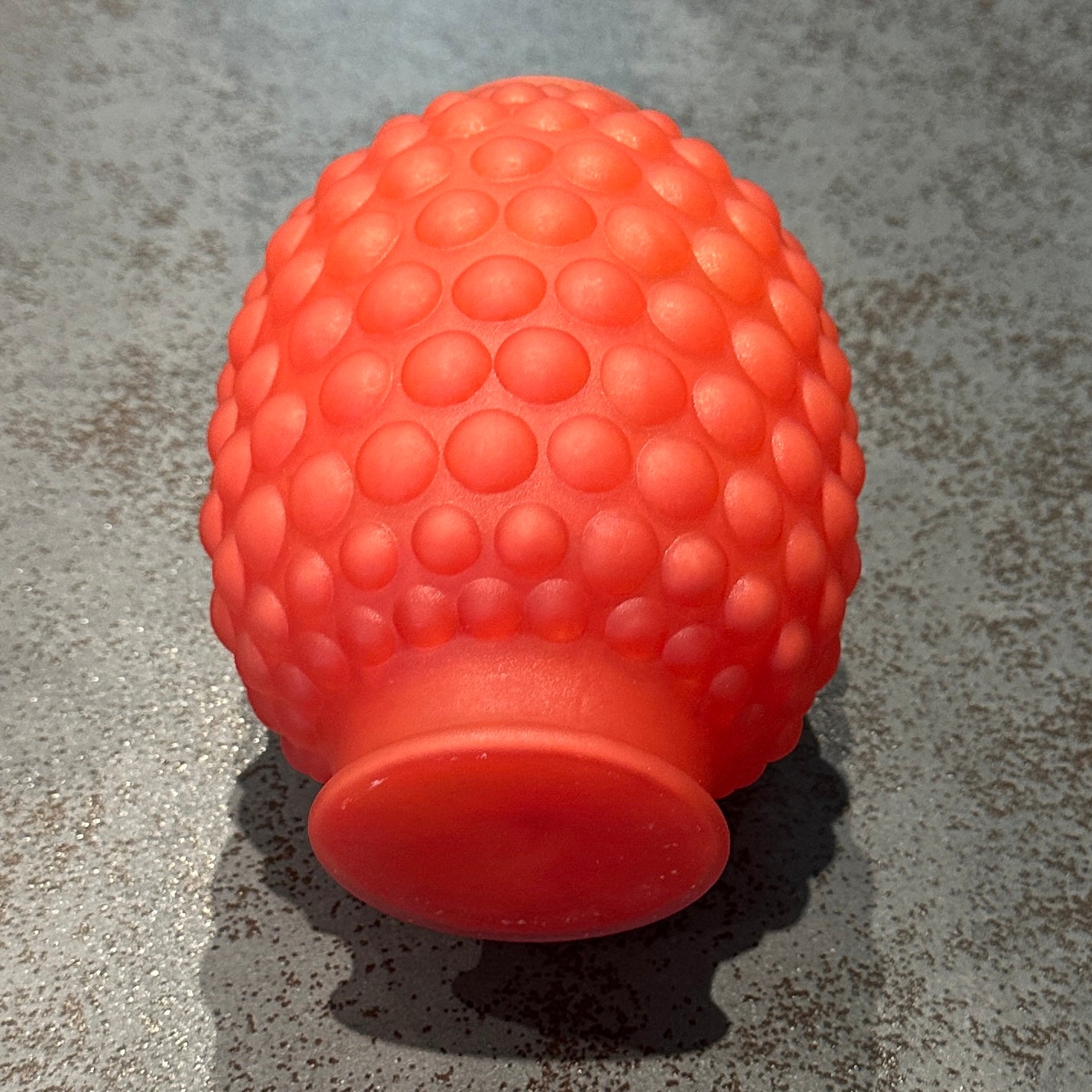 Petit vase boule Art Déco en verre teinté rouge - orangé – Décor en bas-relief