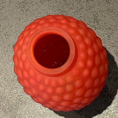 Petit vase boule Art Déco en verre teinté rouge - orangé – Décor en bas-relief