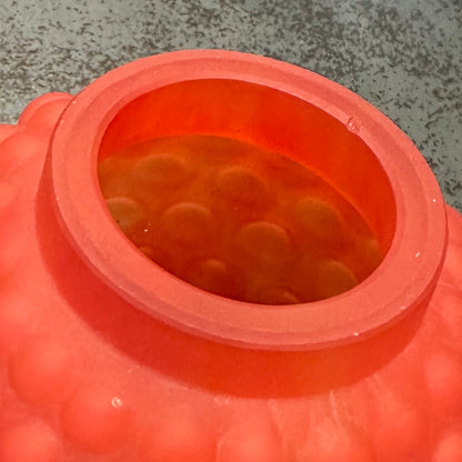 Petit vase boule Art Déco en verre teinté rouge - orangé – Décor en bas-relief
