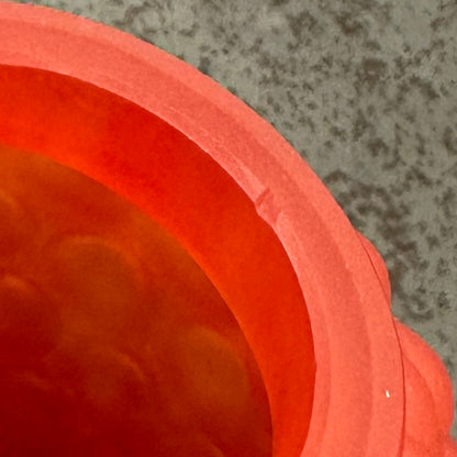 Petit vase boule Art Déco en verre teinté rouge - orangé – Décor en bas-relief