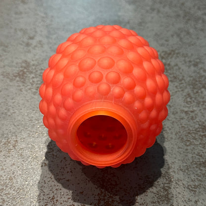 Petit vase boule Art Déco en verre teinté rouge - orangé – Décor en bas-relief