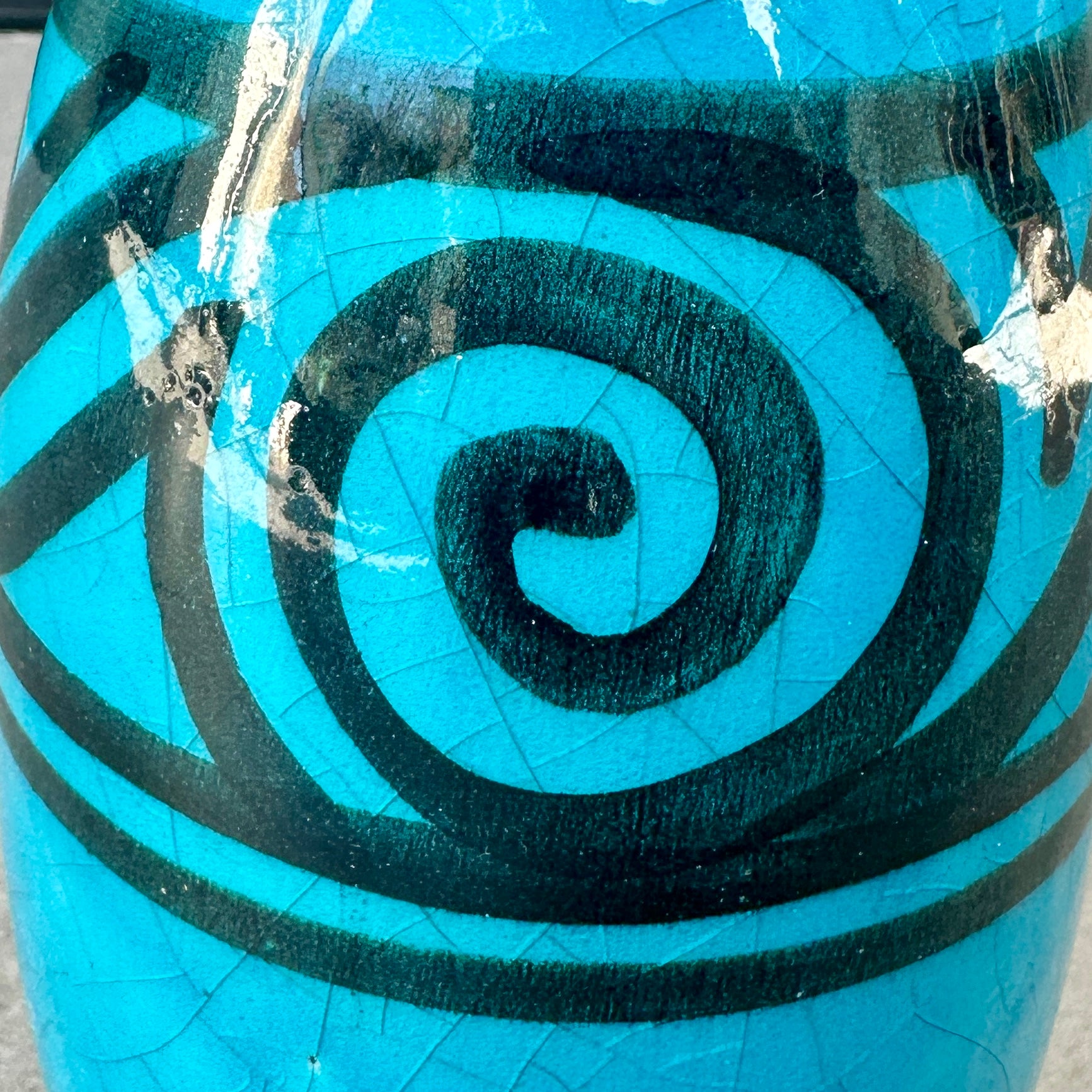Détail de la frise spiralée noire sur vase Art nouveau en céramique émaillée bleue craquelée
