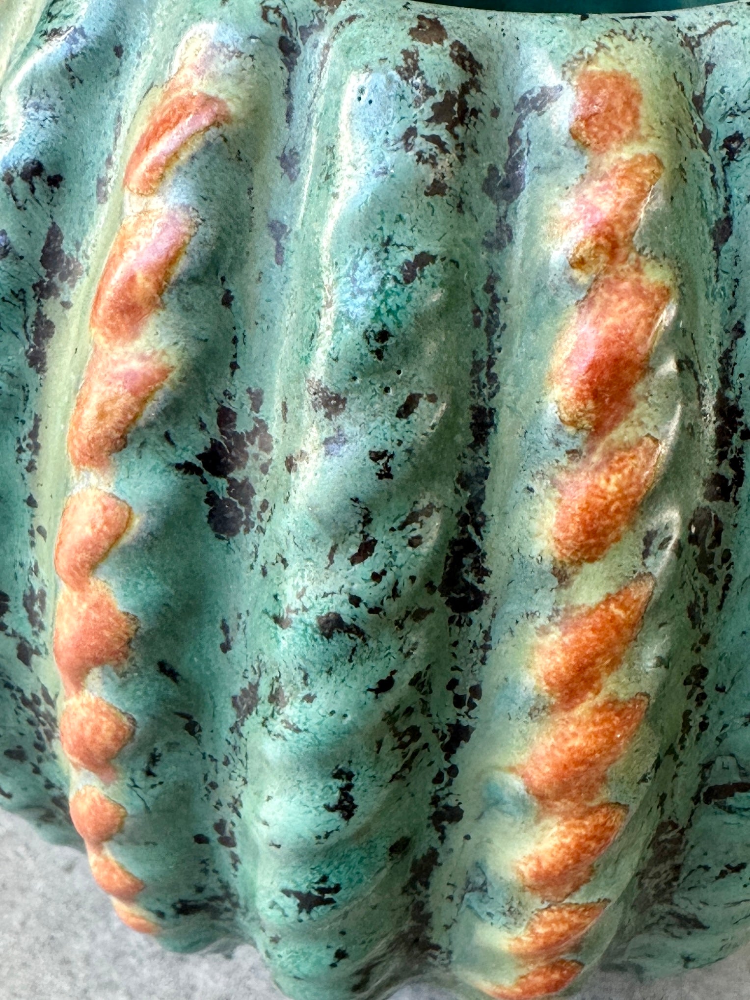 Détail des rainures texturées et émaux nuancés sur vase Michael Andersen & Sons
