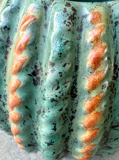 Détail des rainures texturées et émaux nuancés sur vase Michael Andersen & Sons
