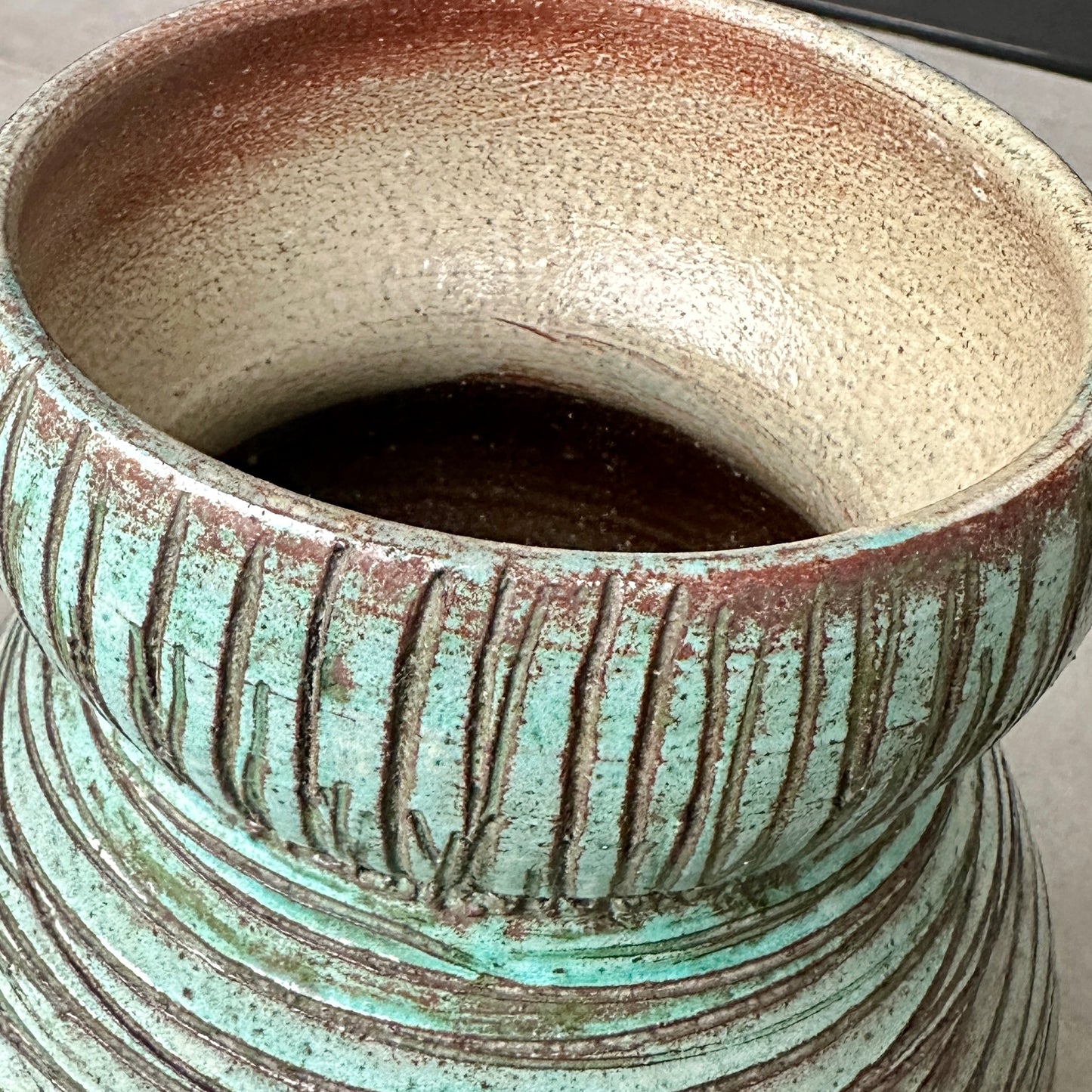 Vase Accolay en céramique émaillée turquoise – Années 60 – H 23 cm