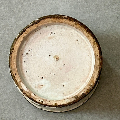 Pot à pharmacie en faïence avec couvercle décor blanc et doré - reliquat d'étiquette