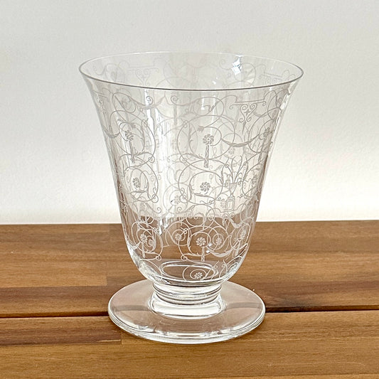 Vase tulipe en cristal de BACCARAT  à décor gravé d'arabesques - Signé