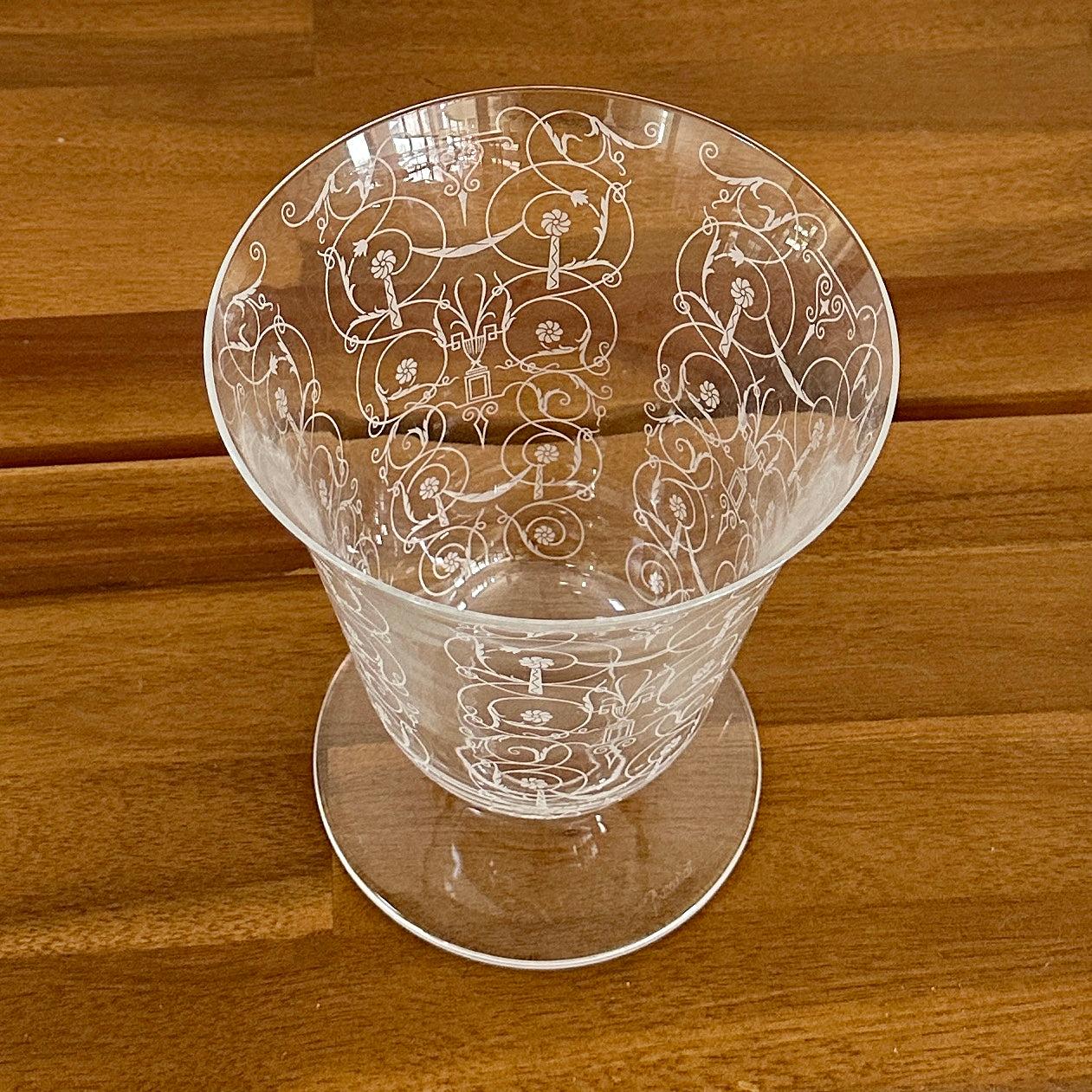Vase tulipe en cristal de BACCARAT  à décor gravé d'arabesques - Signé