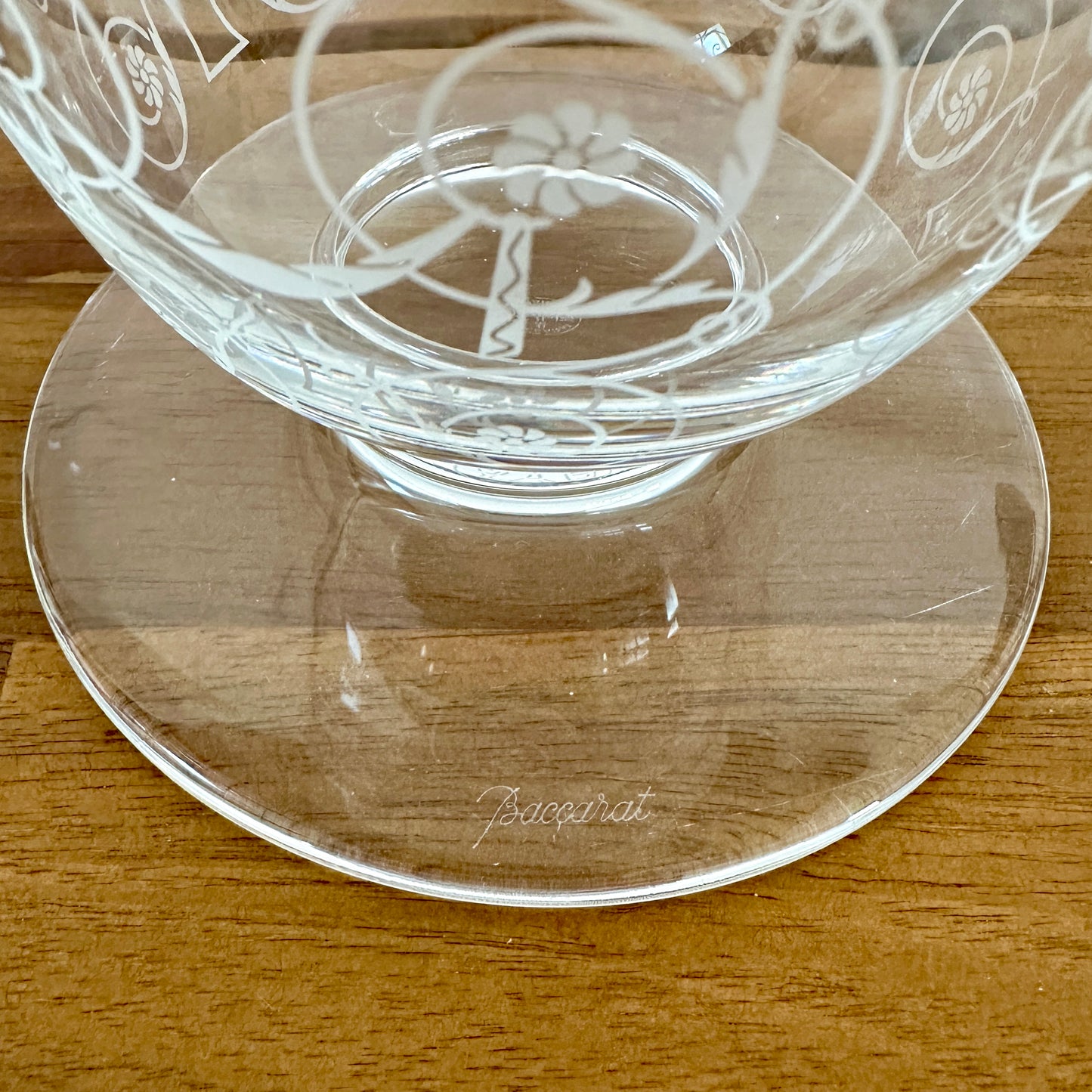 Vase tulipe en cristal de BACCARAT  à décor gravé d'arabesques - Signé