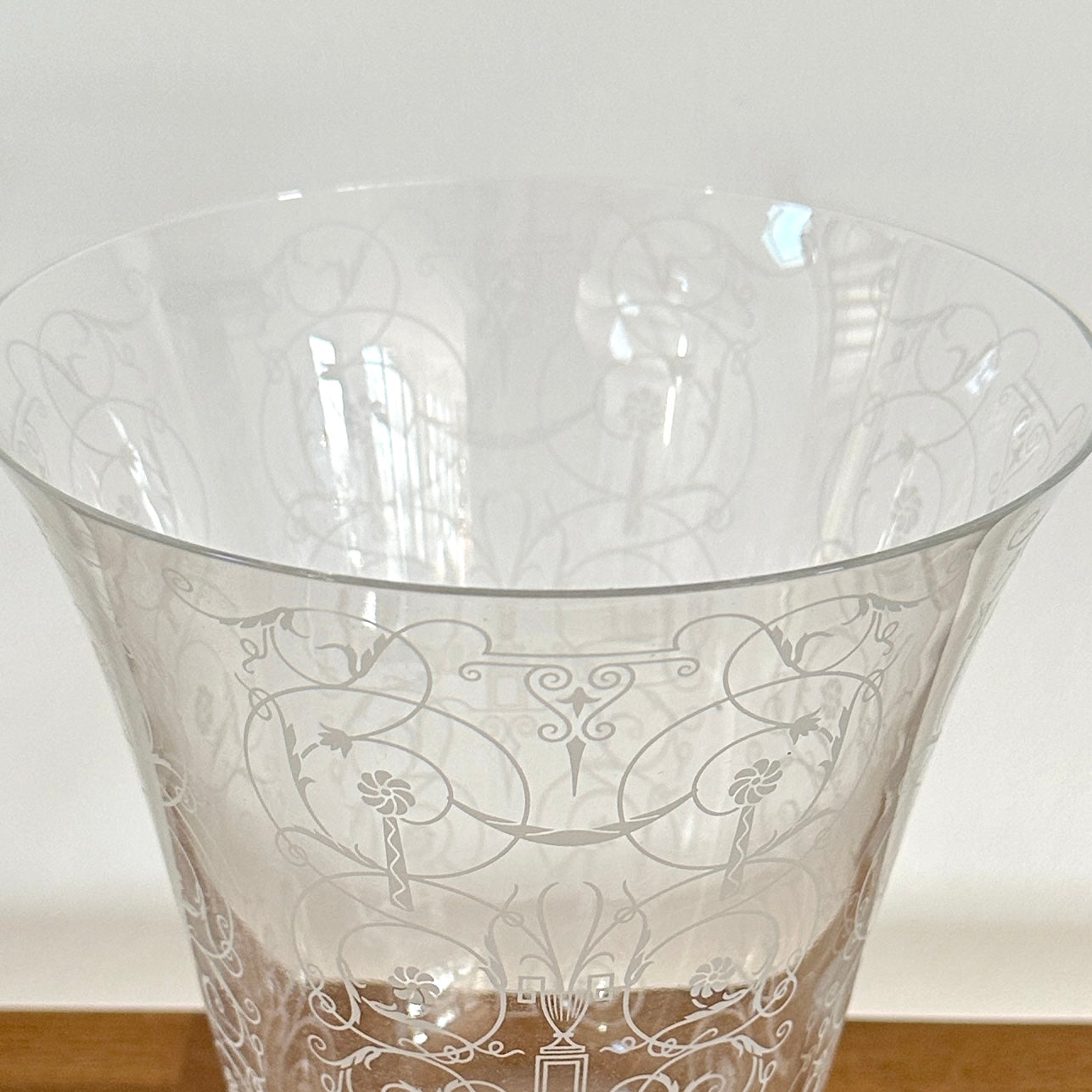 Vase tulipe en cristal de BACCARAT  à décor gravé d'arabesques - Signé