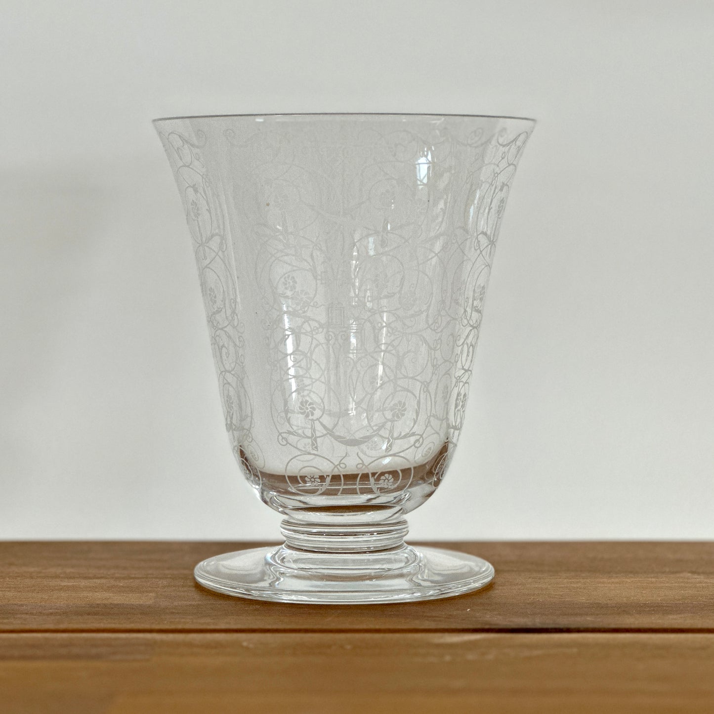 Vase tulipe en cristal de BACCARAT  à décor gravé d'arabesques - Signé