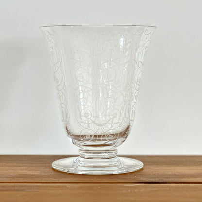 Vase tulipe en cristal de BACCARAT  à décor gravé d'arabesques - Signé