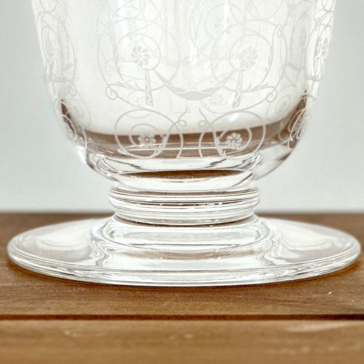 Vase tulipe en cristal de BACCARAT  à décor gravé d'arabesques - Signé