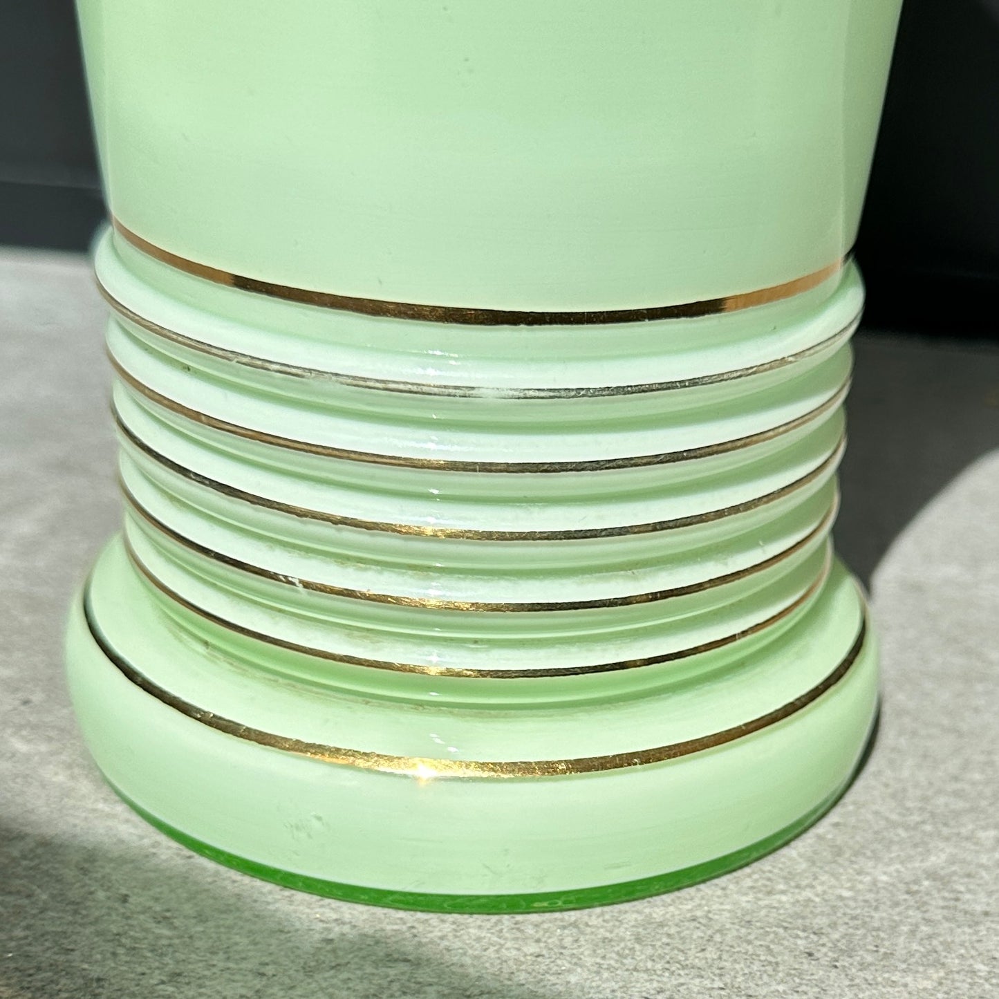 Vase en opaline - vert pastel- années 50
