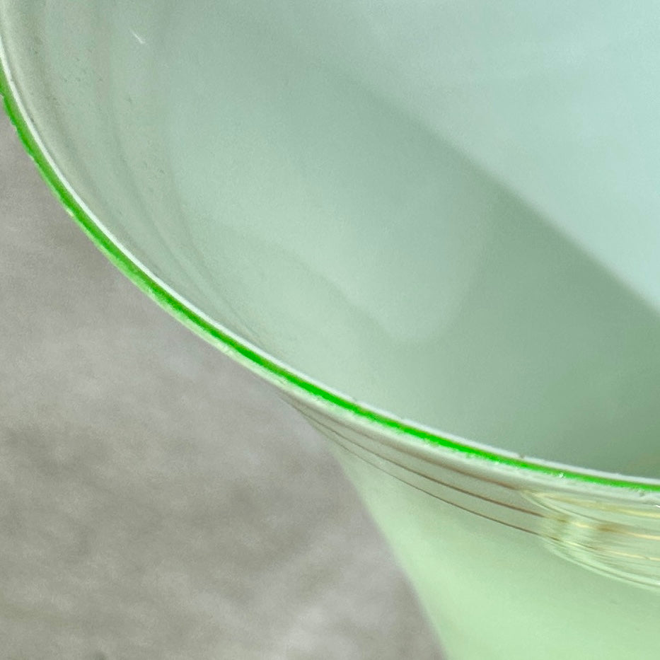Vase en opaline - vert pastel- années 50