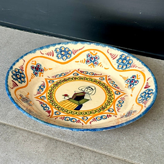 Assiette bretonne ancienne Henriot Quimper – Faïence décor bretonne femme en coiffe – Ø 24,5 cm