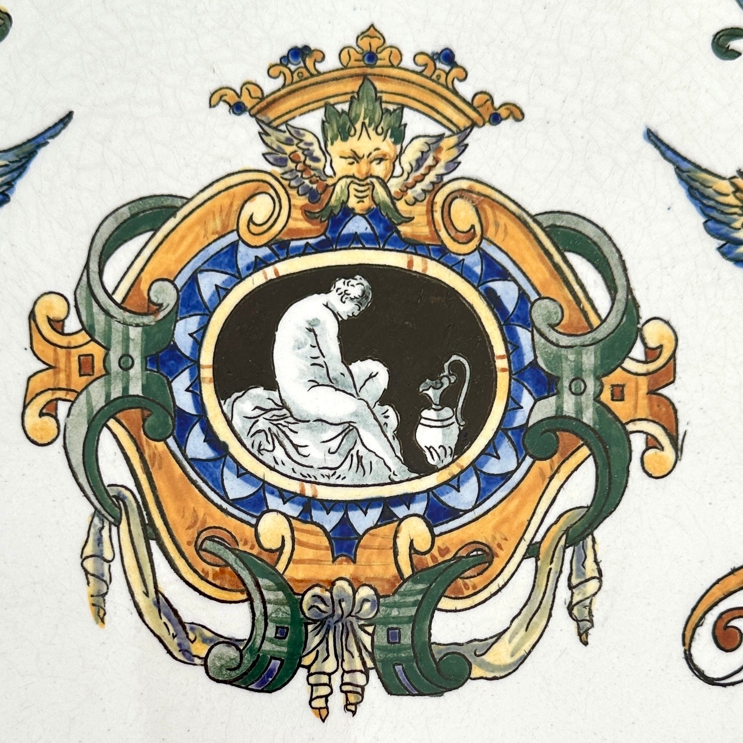 Détail plat Gien XIXe en faïence, décor Renaissance italienne avec figure antique et arabesques.