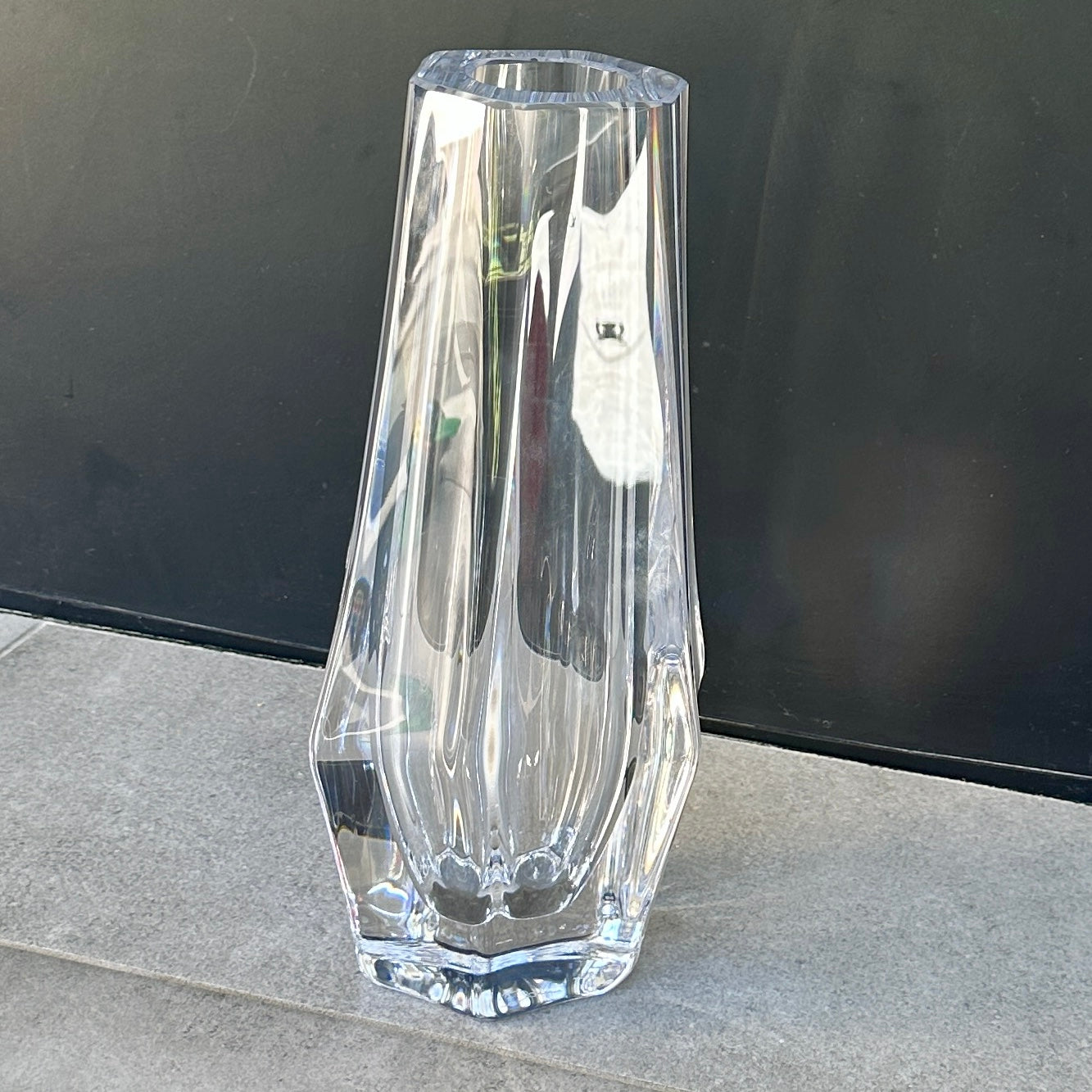 Vase en cristal hexagonal signé Daum France – 35 cm – Cristal clair Made in France