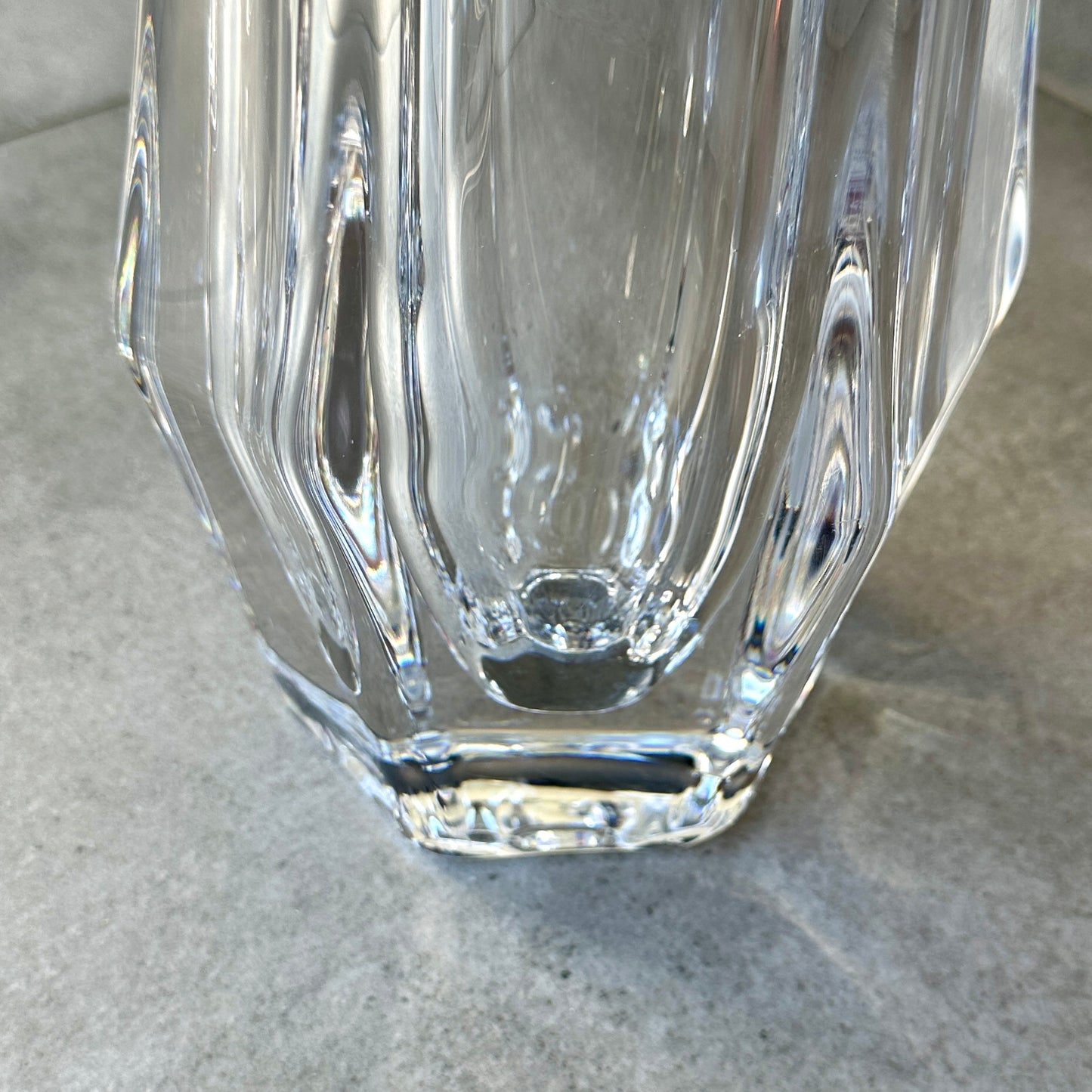 Vase en cristal hexagonal signé Daum France – 35 cm – Cristal clair Made in France