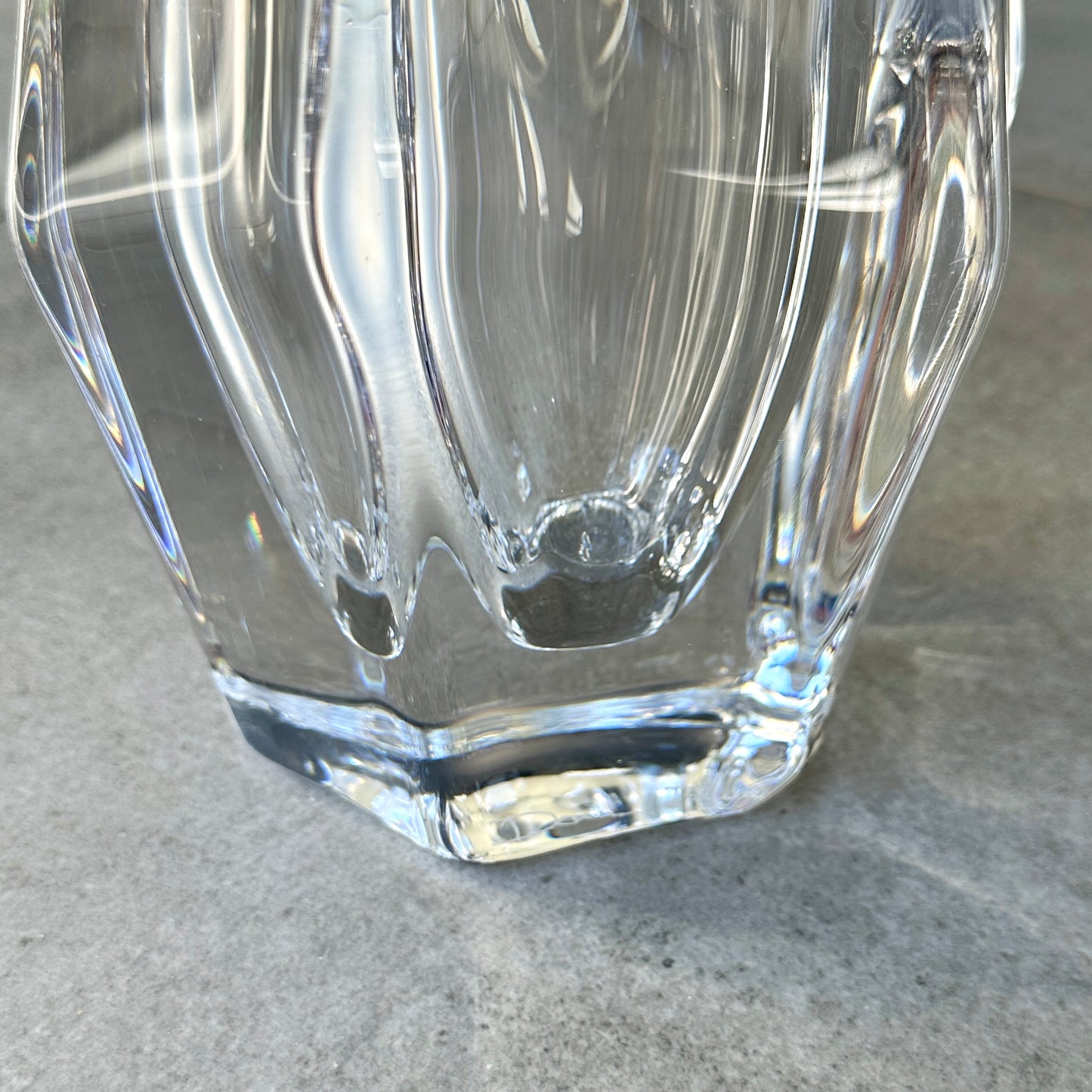 Vase en cristal hexagonal signé Daum France – 35 cm – Cristal clair Made in France