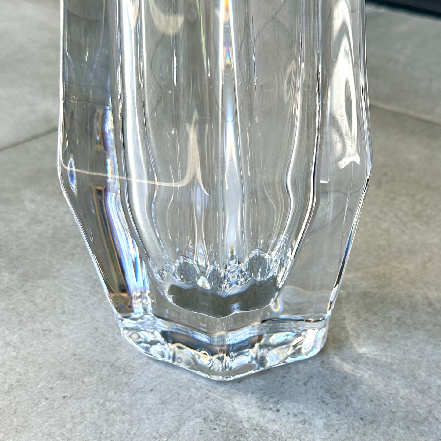 Vase en cristal hexagonal signé Daum France – 35 cm – Cristal clair Made in France