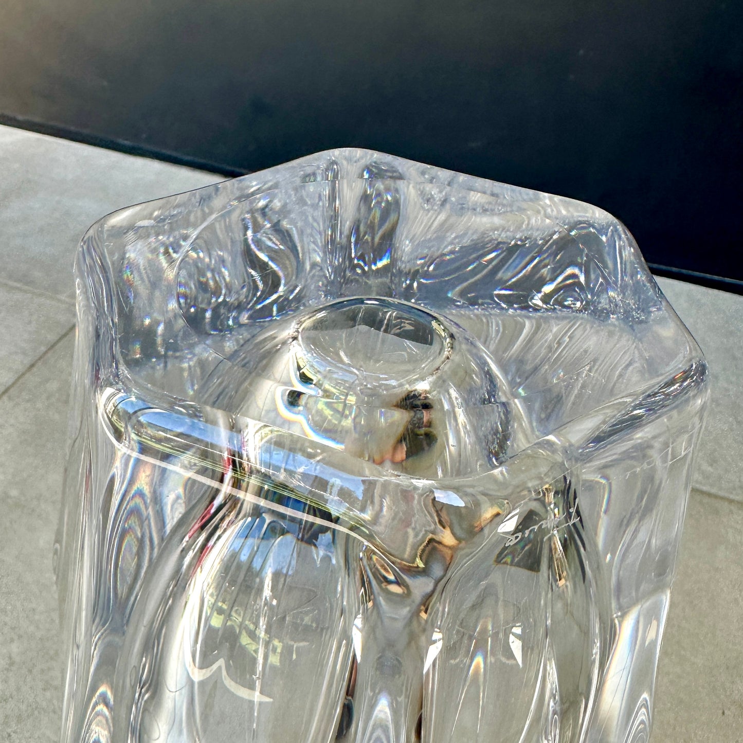 Vase en cristal hexagonal signé Daum France – 35 cm – Cristal clair Made in France