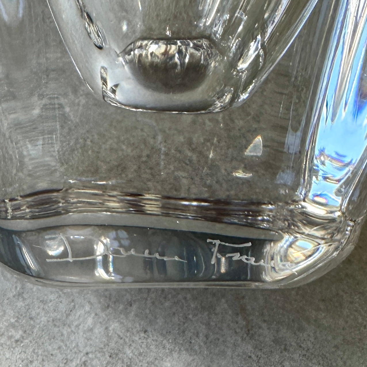 Vase en cristal hexagonal signé Daum France – 35 cm – Cristal clair Made in France