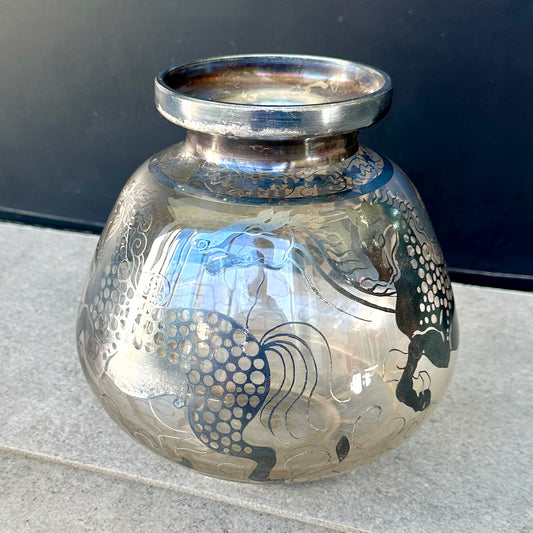 Vase Art Déco Saint Graal en Verre Soufflé & Argent Gravé – Motif Animalier Mythologique