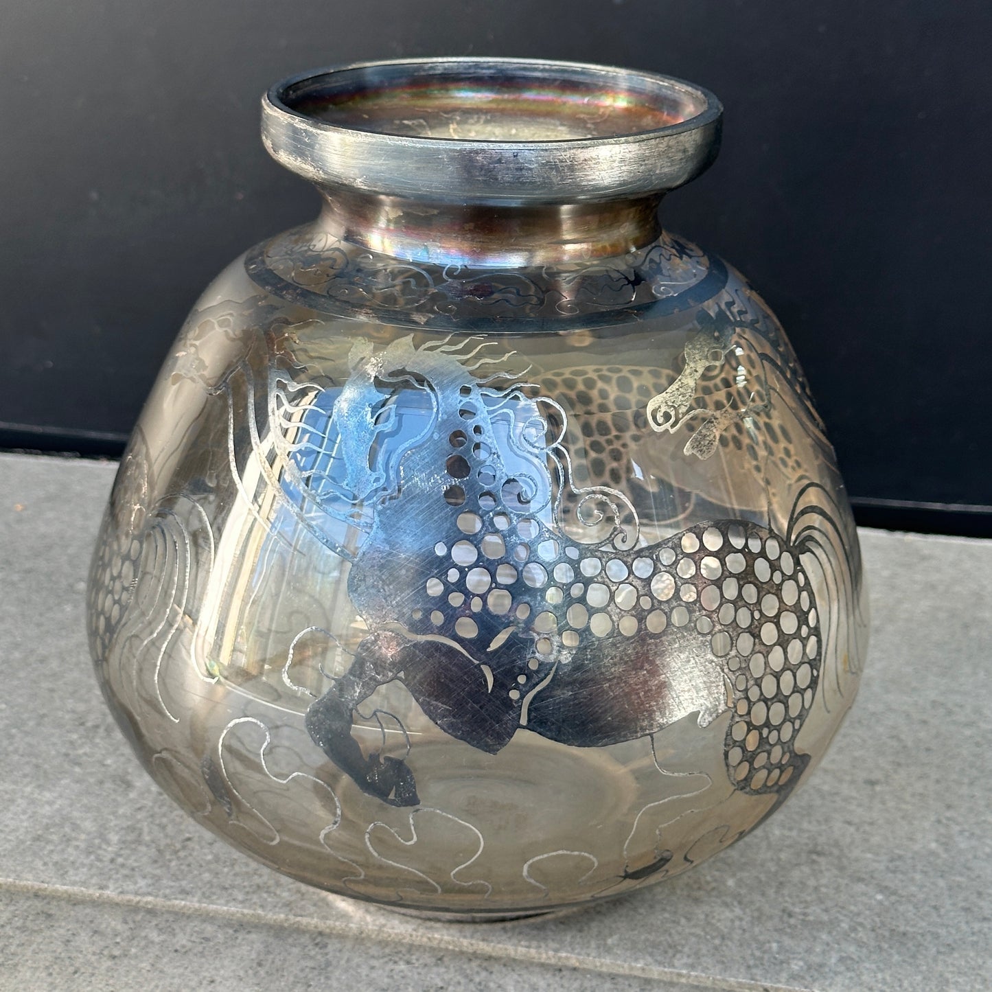 Vase Art Déco Saint Graal en Verre Soufflé & Argent Gravé – Motif Animalier Mythologique