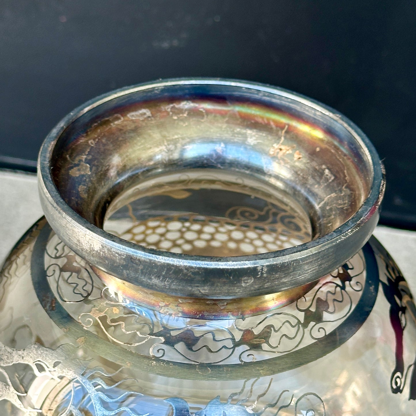 Vase Art Déco Saint Graal en Verre Soufflé & Argent Gravé – Motif Animalier Mythologique